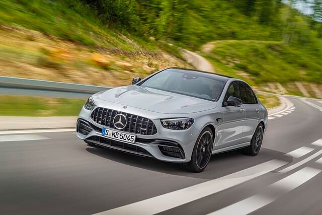 Serienmäßig liefert Mercedes-AMG den E 63 S mit 300 km/h V-Max aus