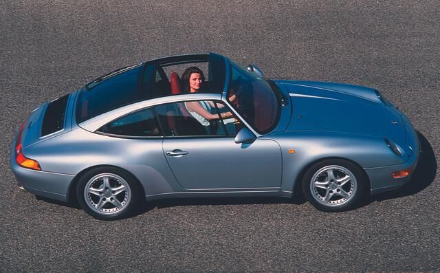 Auf der Frankfurter IAA 1995 feiert der 911 Targa ein Revival in völlig neuer Form. Die Neuinterpretation des Targa-Gedankens vertraut auf ein großes Panorama-Glasdach. 