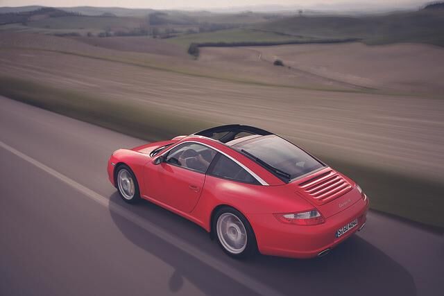 Der Targa der Baureihe 997 bekommt ein fast zwei Kilogramm leichteres Glasdach. Optische Differenzen zum Carrera Coupé ergeben sich in der Karosserie-Silhouette, die durch zusätzliche glänzende...