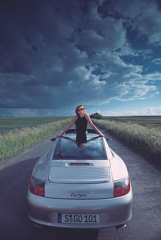 Der nächste Porsche 911 Targa (Typ 996, ab August 2001) vertraut weiterhin auf ein von vorn bis hinten gestrecktes dreiteiliges Panorama-Glasdach, das elektrisch zu öffnen ist