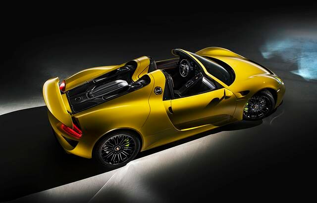 2013: Auch der Hypersportwagen Porsche 918 Spyder adaptiert das Targa-Konzept