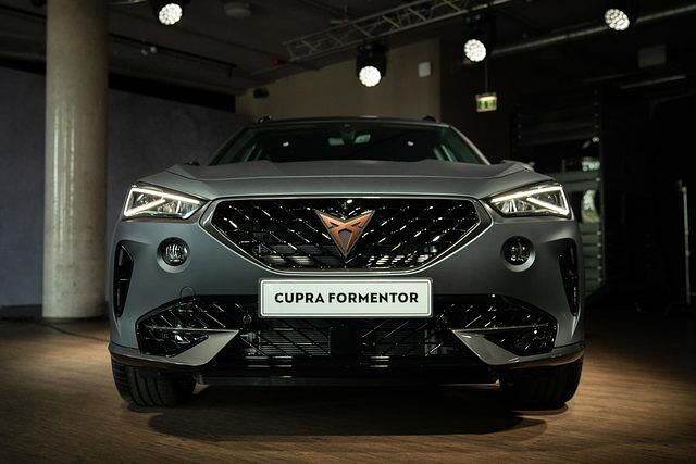 Die Basis bildet ein 180 kW/245 PS starker Plug-in-Hybrid, der dank seiner 13 kWh großer Batterie rund 50 Kilometer rein elektrisch fahren wird