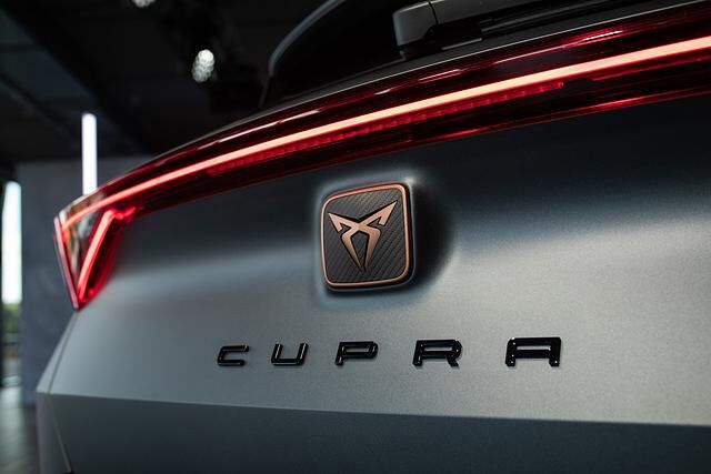 Am Heck prangt das Cupra-Logo