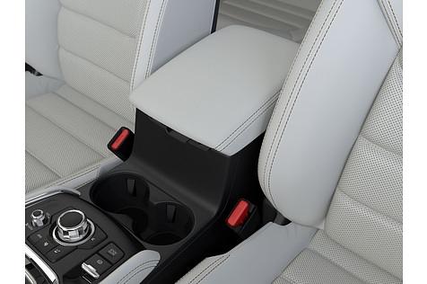 Die Mittelarmlehne im neuen Mazda CX-5.