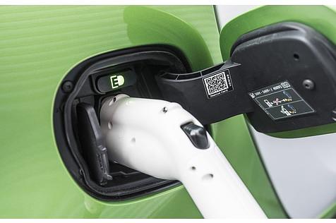 Der Stecker lässt sich kinderleicht mit dem Auto verbinden
