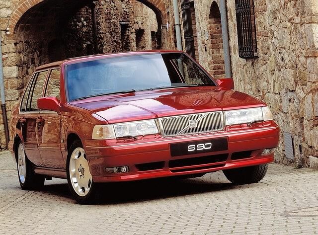 Nicht fehlen dürfen in den Volvo 940 und 960 neue Sicherheitsfeatures. Dazu zählt das Tagfahrlicht ebenso wie ein optionaler integrierter Kindersitz 