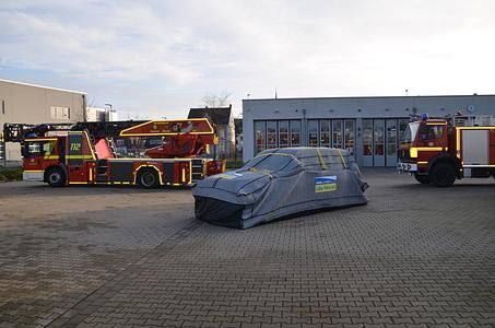 Brandschutzdecke für E-Autos   - Keine Luft für Flammen  