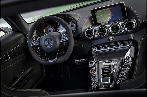 Das Cockpit des Mercedes-AMG GT R.