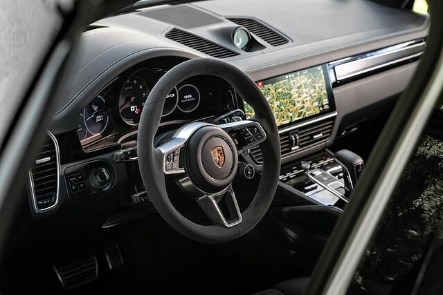 Dunkel gebürstetes Aluminium-Dekor, Alcantara-Sportsitze und GTS-Logos sorgen im ansonsten bekannten Cockpit mit teildigitalen Instrumenten und großem Infotainment-Touchscreen dafür, dass auch die...