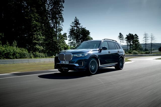 Wo der ab Werk auf 530 PS kommt und bei 250 km/h abgewürgt wird, kitzelt Alpina 621 PS aus dem Turbo-Triebwerk und gewährt im Auslauf bis 290 km/h