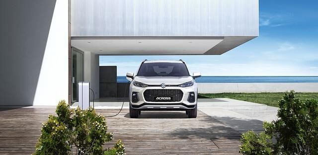 Vom Technik-Bruder RAV4 unterscheidet sich der Across unter anderem durch seinen Kühlergrill im typischen Suzuki-Stil
