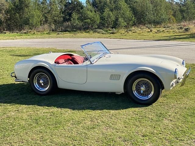 Trotz E-Antrieb soll die AC Cobra viel Retro-Charme bieten