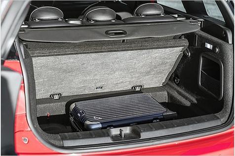 Der Kofferraum schluckt 360 bis 1.250 Liter und hat einen doppelten Boden