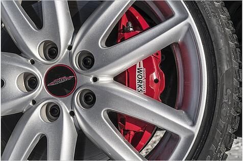 18-Zöller sind wie die Brembo-Stopper Serie. Gegen Aufpreis gibt es auch 19-Zoll-Räder