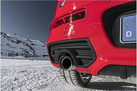 Die Auspuffanlage dröhnt schön bassig und kernig. Im Sport-Modus ploppt und spratzt es auch recht lebendig. Ein schneidiges Turbo-Pfeifen ist nur von außen zu hören
