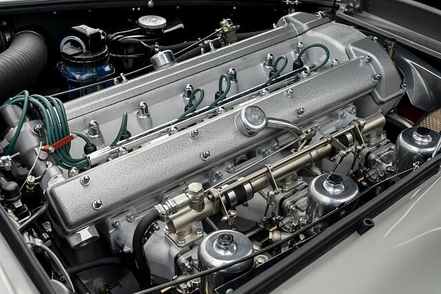 Der fast 300 PS starke Reihensechszylinder entspricht dem Motor des Original-DB5