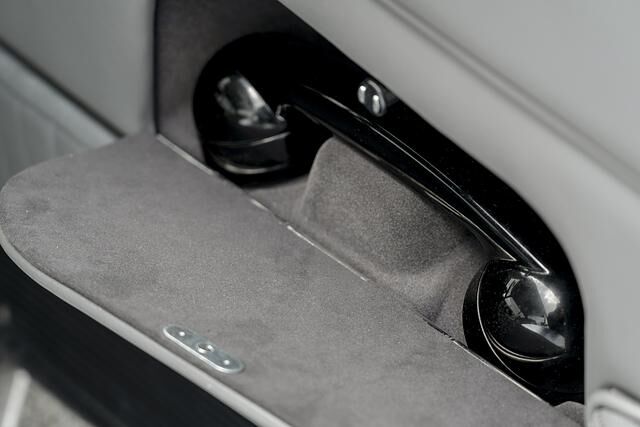 Der Hörer für das Bordtelefon ist in der Türverkleidung versteckt