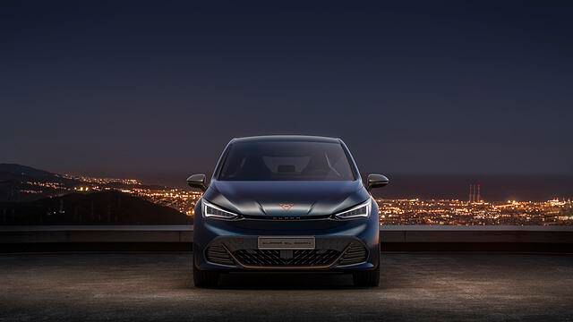 Im Vergleich zum 2019 vorgestellten Seat El-Born wirkt die Frond der Cupra-Variante etwas aggressiver