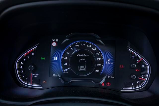 Optional gibt es das Kombiinstrument des i30 auch mit großem Display. Gerahmt wird dieses von weiterhin analogen Anzeigen