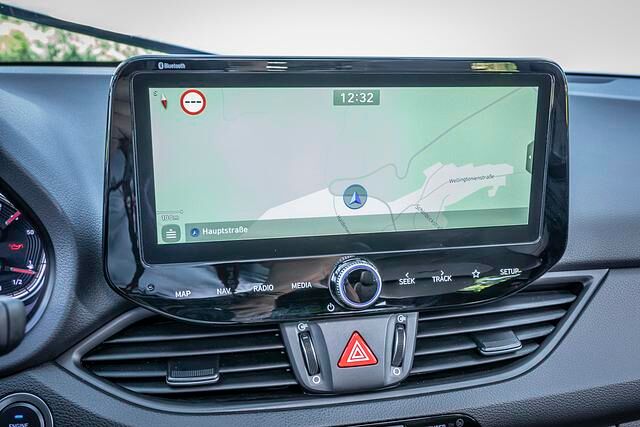 Neu ist auch der freistehende Touchscreen im 10,25-Zoll-Format
