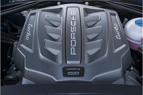 Das 3,6 Liter große V6-Triebwerk des Porsche Macan Turbo mit Performance Paket.