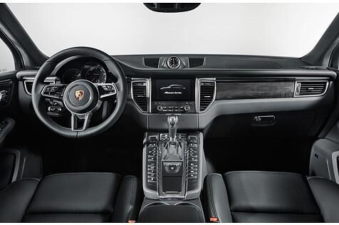 Das Cockpit des Porsche Macan Turbo mit Performance Paket.