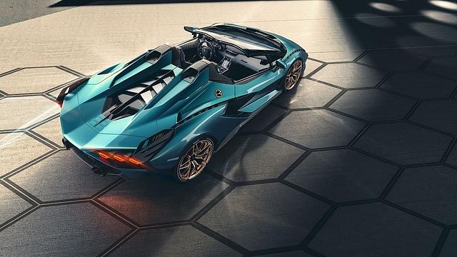 Die schuppenbewehrte Motorhaube gehört zu einem modernen Lamborghini