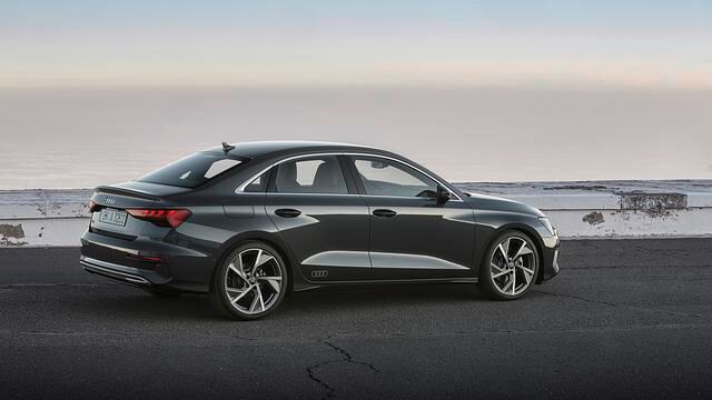 Der Viertürer ist mit jetzt 1,43 Metern Höhe um zwei Zentimeter flacher als der A3 Sportback