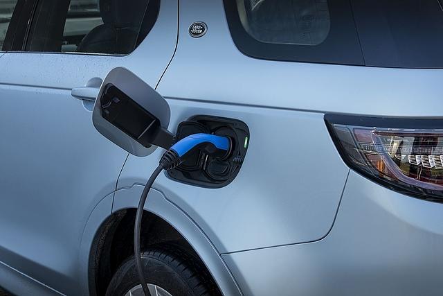 Die beiden PHEV-Modelle können an Schnellladesäulen, Wallboxen und der Haushaltssteckdose aufgeladen werden