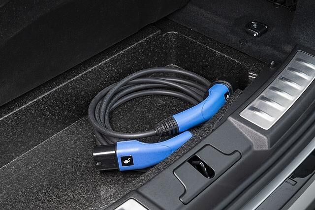 Da alle Hochvoltkomponenten im Unterboden verstaut sind, gibt es beim Land Rover Evoque P300e PHEV in extra Fach für das Kabel
