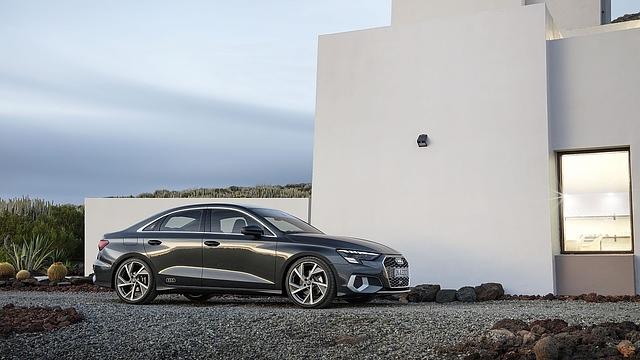 Auch bei der Limousine wird es ein Fahrwerk mit adaptiven Dämpfern geben