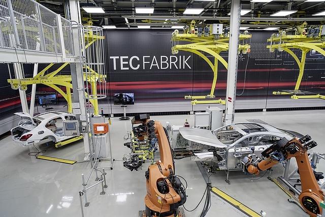 Der Blick hinter die Kulissen - wie bei einer Werksführung im Mercedes Werk in Sindelfingen - ist Teil fast jeder \"Vor Ort Abholung\"