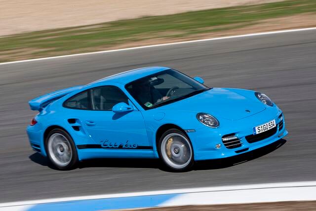 Auf dem Genfer Salon feiert der 911 Turbo der Baureihe 997 Weltpremiere als weltweit erstes Serienfahrzeug mit 480-PS-Benzinmotor und variabler Turboladergeometrie