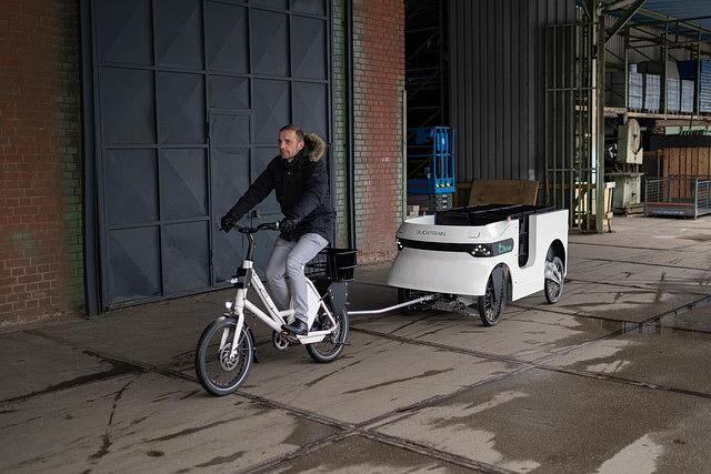 Noch ist der erste Ducktrain-Waggon mit einem Pedelec verkuppelt. In Zukunft sollen die Waggons autonom und ohne physische Verbindung der Auslieferungsfahrer folgen
