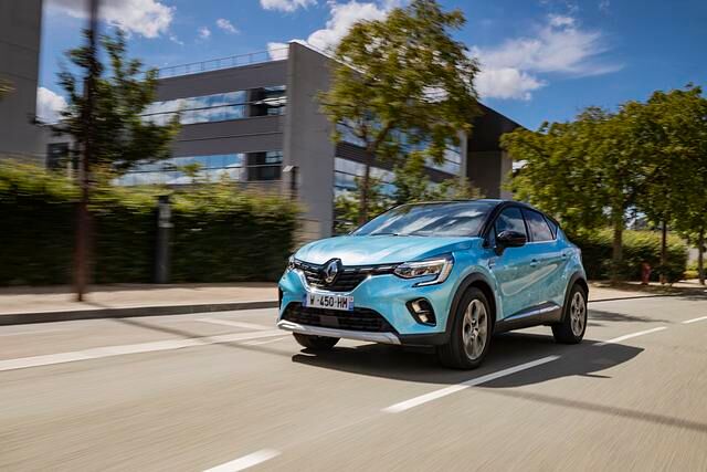 Wer sich für Captur oder Mégane entscheidet, darf bei vollem Akku knapp über 50 Kilometer rein elektrisch fahren