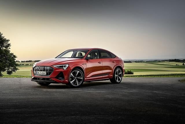 Zwei Elektromotoren an der Hinterachse und einer vorne verhelfen dem SUV zu einer beeindruckenden Dynamik