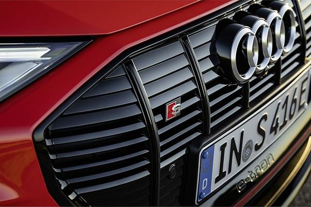 Der dunkle Kühlergrill mit dem \"S\"-Logo weist auf den Elektrosportler hin