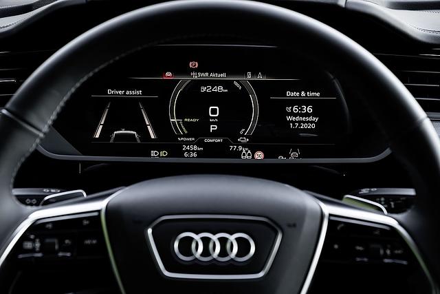Im Cockpitdisplay findet der Fahrer die wichtigsten Informationen