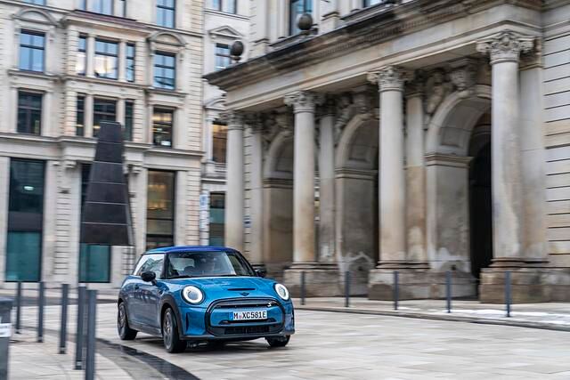 Der E-Mini liegt satt auf der Straße, das Fahrwerk ist eher straff als komfortabel, die Lenkung direkt, die Leistungsentfaltung im Sport-Modus sofort spürbar, die Bremsen packen gut zu und das...