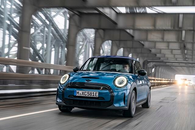 Optisch ist der dreitürige Cooper SE ein unauffälliger Geselle, also im Sinne, dass er sich nicht groß von seinen konventionell angetriebenen Brüdern unterscheidet