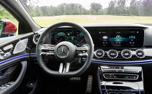 Auch im Cockpit blieb fast alles beim Alten. Immerhin: Man greift in ein neues Lenkrad