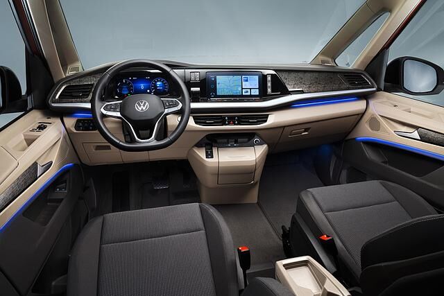 Das Cockpit trumpft mit Technik auf