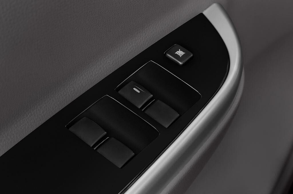 Mitsubishi L 200 (Baujahr 2016) Plus 4 Türen Bedienungselemente Tür