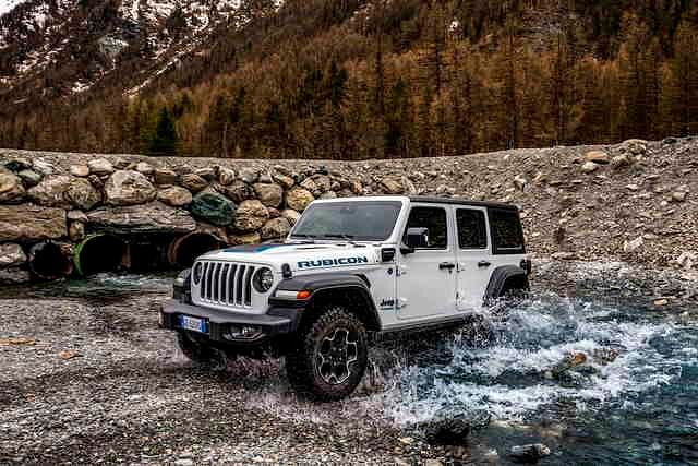 Da das Drehmoment schon bei geringster Berührung des Gaspedals voll einsetzt, kann sich der so angetriebene Wrangler noch besser als ohnehin schon aus widrigen Situationen befreien