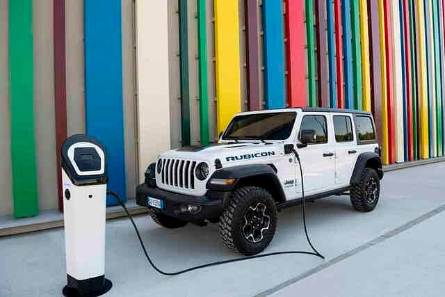Natürlich ist der Zwillingsantrieb umstritten. Denn um wirklich Sprit und damit CO2 einzusparen, müsste der Wrangler wie andere solche Modelle auch regelmäßig zum Laden an der Steckdose andocken