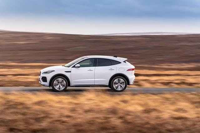 Der Jaguar E-Pace streckt sich auf eine Länge von 4,40 Metern