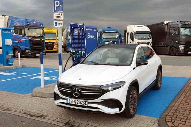 Auf einem Autohof bei Osnabrück laden wir in wenigen Minuten Strom für weitere gut 100 Kilometer