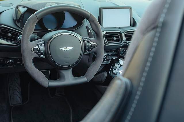 Das Infotainment hat Aston Martin mitsamt der Elektronik-Architektur vom Partner und Minderheiteneigentümer AMG übernommen 