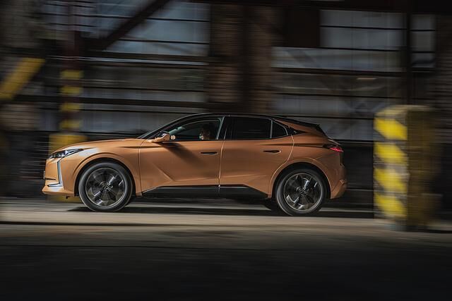 Der neue DS 4 endet nicht wie die meisten Kompakten mit einem steilen Heck, sondern kommt eher wie ein flaches SUV-Coupé mit recht schmalem Rückfenster daher