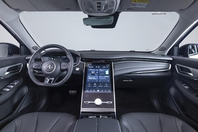 Der gewaltige, leicht abgeschrägt unter der Mittelkonsole sitzende 19,4-Zollmonitor mutet  wie eine Interpretation des Tesla-Stils an